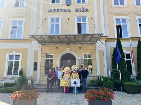 Anja in Marko pred začetkom novega šolskega leta opozarjata na previdnost na cesti